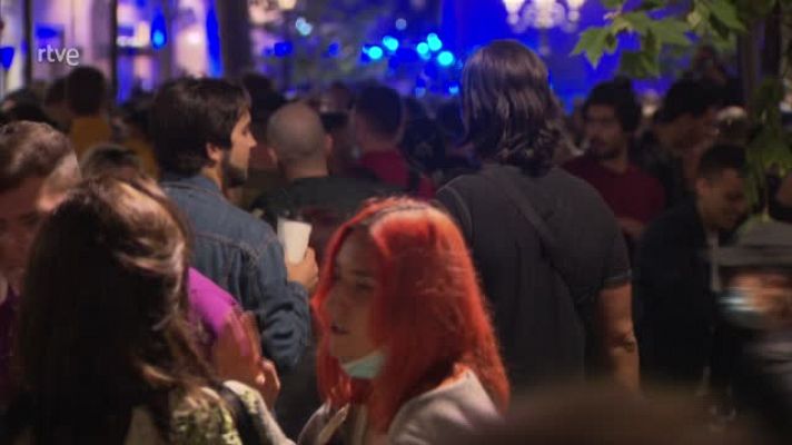 L'Informatiu - Més de 9.000 desallotjats a Barcelona per fer 'botellons' al carrer