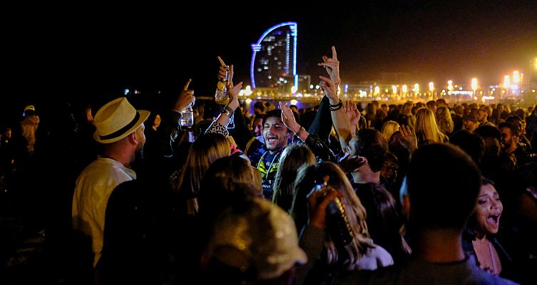 Telediario 1 - Noche de botellones y aglomeraciones en Barcelona pese a la pandemia