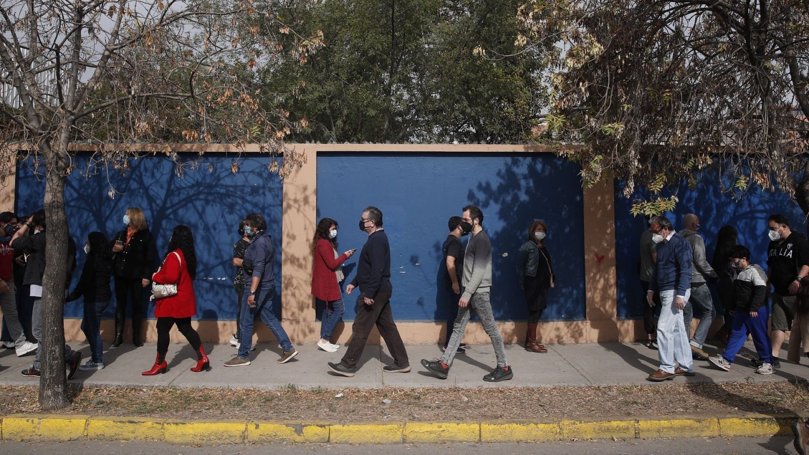 Chile elige a alcaldes, concejales, gobernadores y a las 155 personas que redactarán la nueva constitución