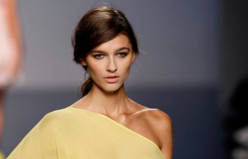 uana Martín se acerca en su nueva colección al universo étnico de los grupos cíngaros afincados en el sureste de Europa.