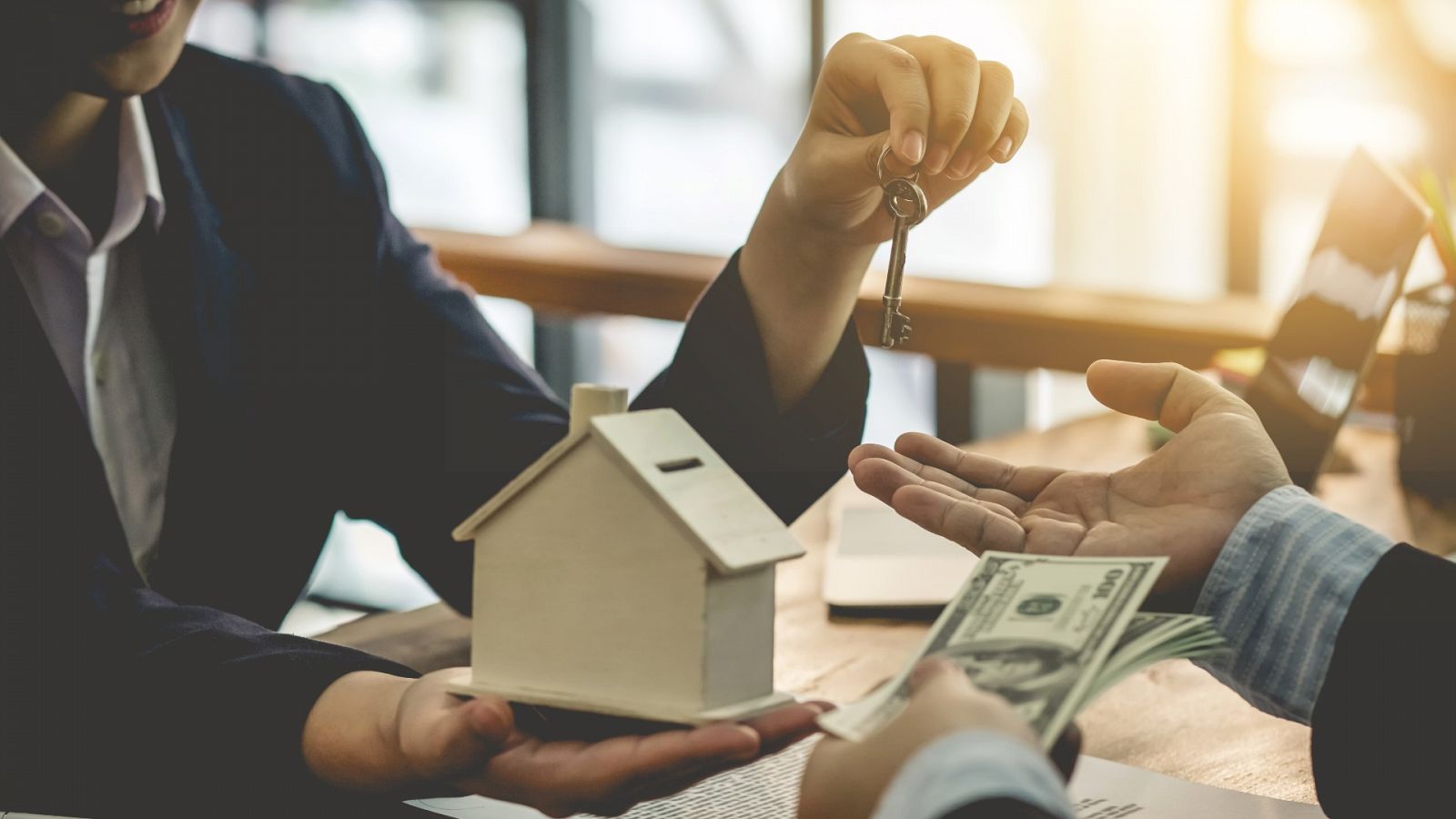 La compraventa de viviendas sube un tercio respecto a marzo del año pasado - La hora de La 1 | Ver