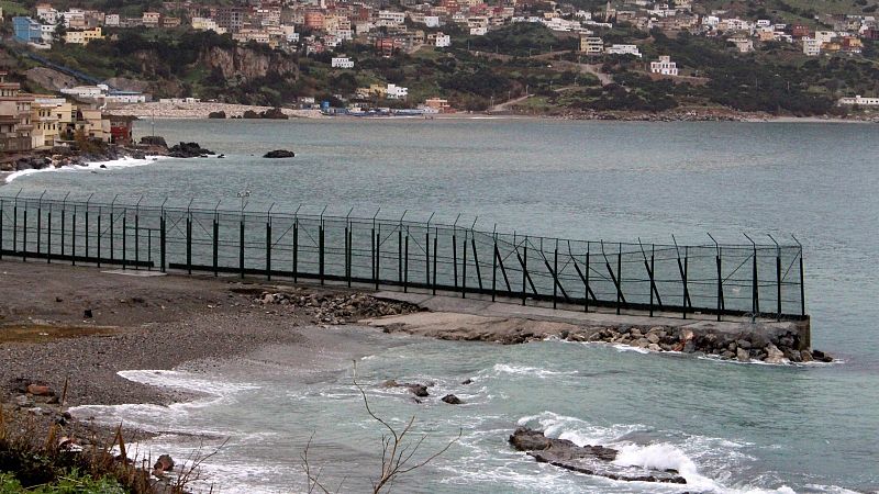 Un centenar de migrantes entran en Ceuta por el espigón