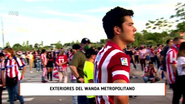  - La afición del Atlético empuja desde fuera del estadio en la remontada ante Osasuna