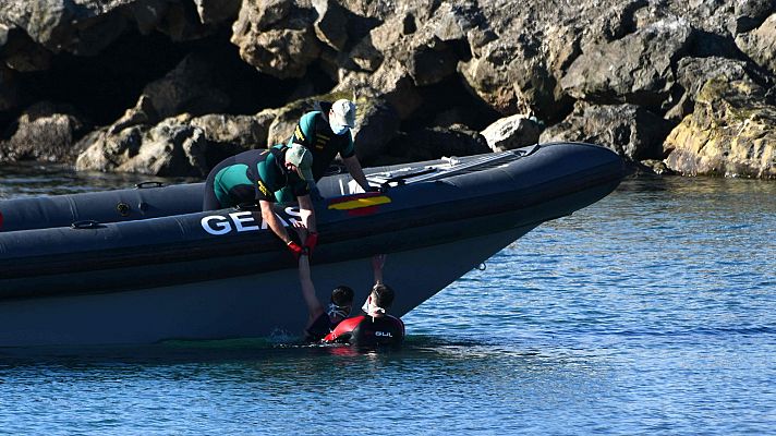 Más de un centenar de inmigrantes marroquíes entran en Ceuta a nado bordeando el espigón fronterizo