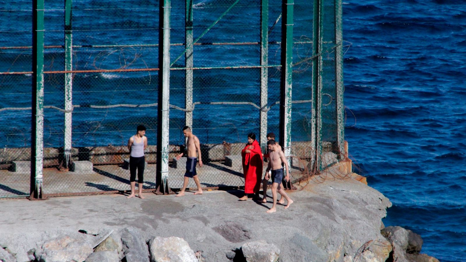 Cerca de 100 migrantes marroquíes han alcanzado Ceuta nado 