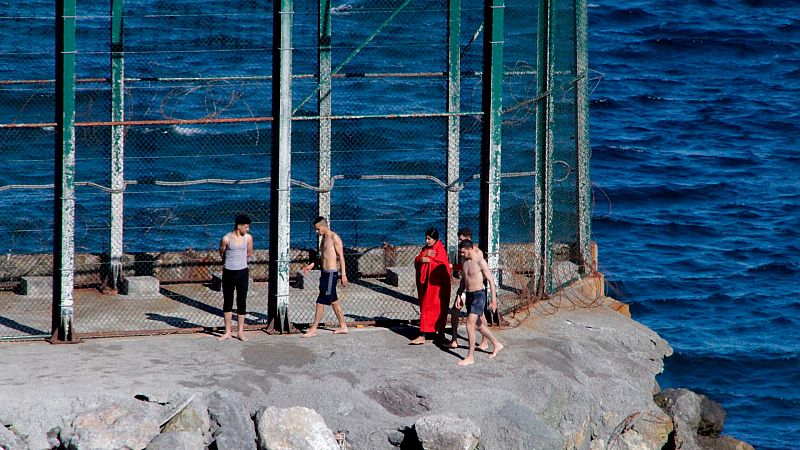 Cerca de 100 migrantes marroquíes han alcanzado Ceuta a nado 