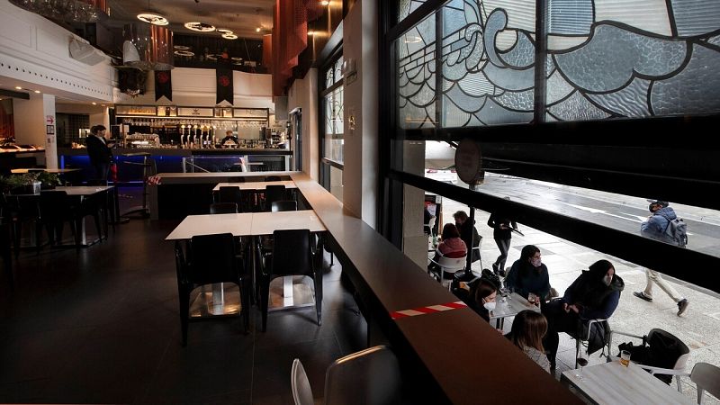 La hostelería navarra reabre con el 30% del aforo en interiores | Ver
