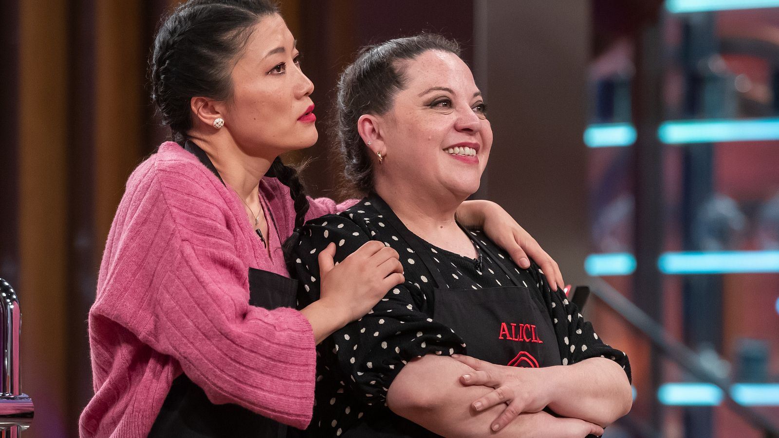 Alicia abandona las cocinas entre abrazos de María y Jiaping