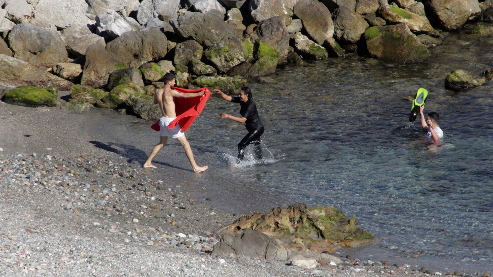 Más de 2.500 migrantes han llegado a las costas de Ceuta a nado y en balsa procedentes de Marruecos