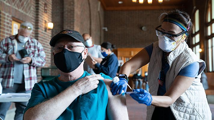 Telediario 1 - Una ciudad brasileña vacuna al 80% de los adultos en un solo día con AstraZeneca para estudiar sus efectos a largo plazo