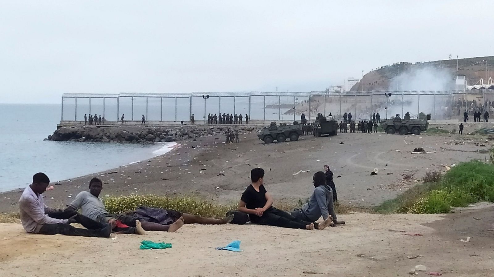 Crisis migratoria en Ceuta: despliegue del Ejército en uno de los espigones fronterizos 