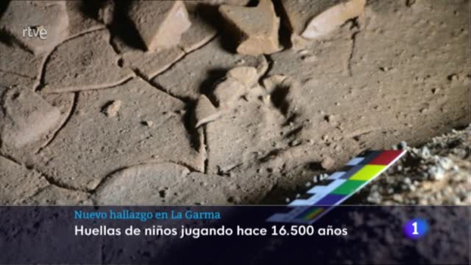 Las huellas quedaron impresas sobre el barro de una galería de difícil acceso