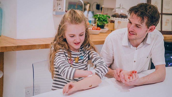 Un taller infantil para aprender a usar la prótesis