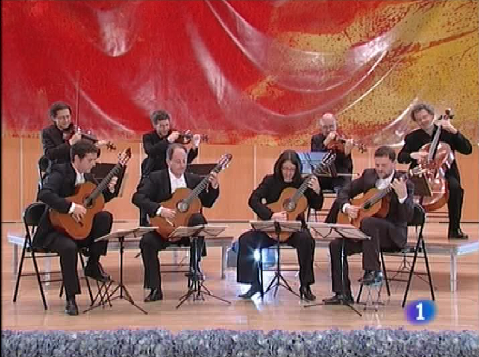   El cuarteto asturiano de guitarras EntreQuatre es uno de los cinco grupos españoles nominados para los premios Grammy latinos de música clásica contemporánea. Todo un regalo para el cuarteto cuando cumple 25 años de vida.El presidente del Principado anuncia austeridad en el gasto corriente y subida moderada y temporal de los impuestos autonómicos. Concretará esas propuestas en el Debate de Orientación Política, que comienza mañana.