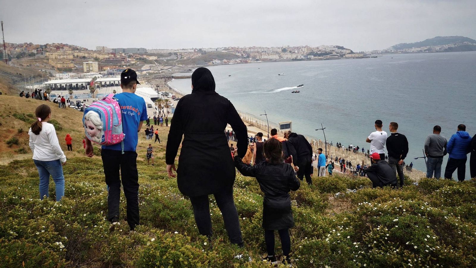Pasividad policial en Marruecos ante la avalancha de migrantes hacia Ceuta