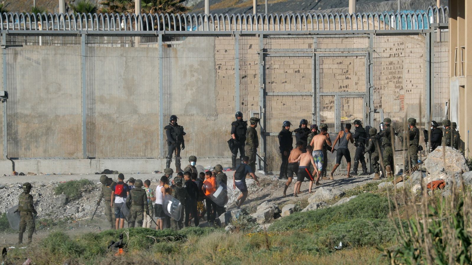 Marruecos cierra los accesos fronterizos y frena la entrada masiva de migrantes en Ceuta