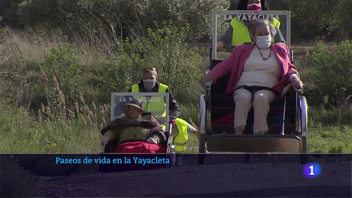 Voluntarios manejan la "yayacleta", un invento danés que ha llegado a Corella