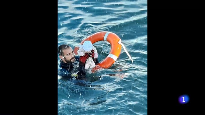 Telediario 1 - La historia detrás de la foto viral del Guardia Civil salvando a un bebé del mar