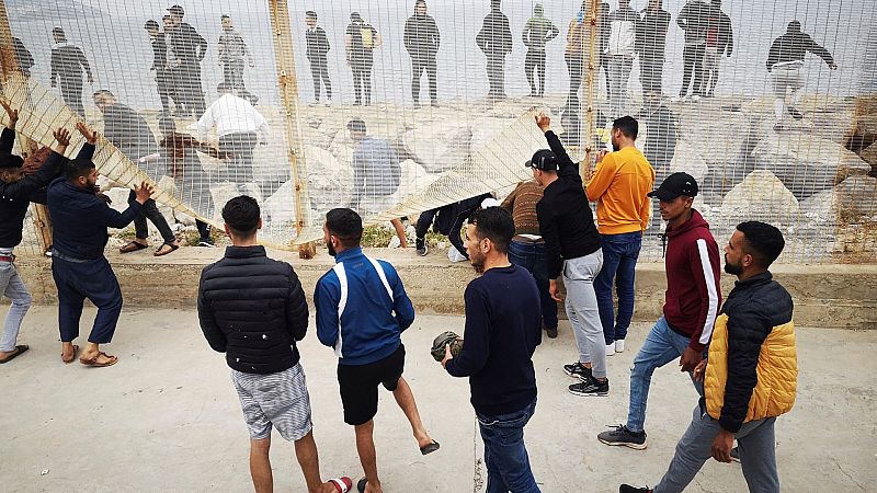 Tensión entre la frontera de España y Marruecos mientras cientos de jóvenes siguen intentando entrar en Ceuta