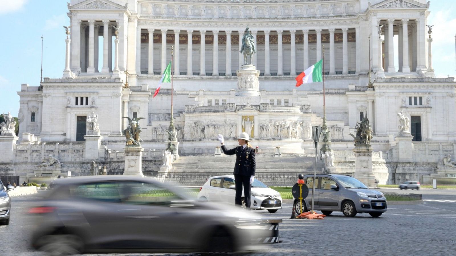 Roma recupera a su mítico "pizzardone" para regular el caótico tráfico 