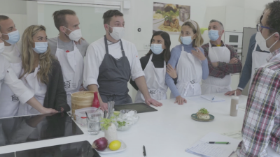 Los aspirantes reciben una clase de cocina internacional