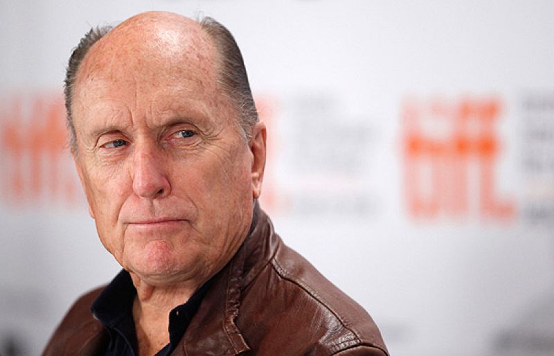 Carlos del Amor cuenta en 'La tarde en 24 horas' la entrevista que le ha hecho al actor Robert Duvall, que asegura que en su funeral pueden decir "lo que quieran". El mítico actor, que hizo de 'consigliere' en El Padrino presenta 'Get Low' en San Sebastián. En la cinta nterpreta a un ermitaño que prepara su propio funeral para saber qué dicen de él y para confesar un secreto.
