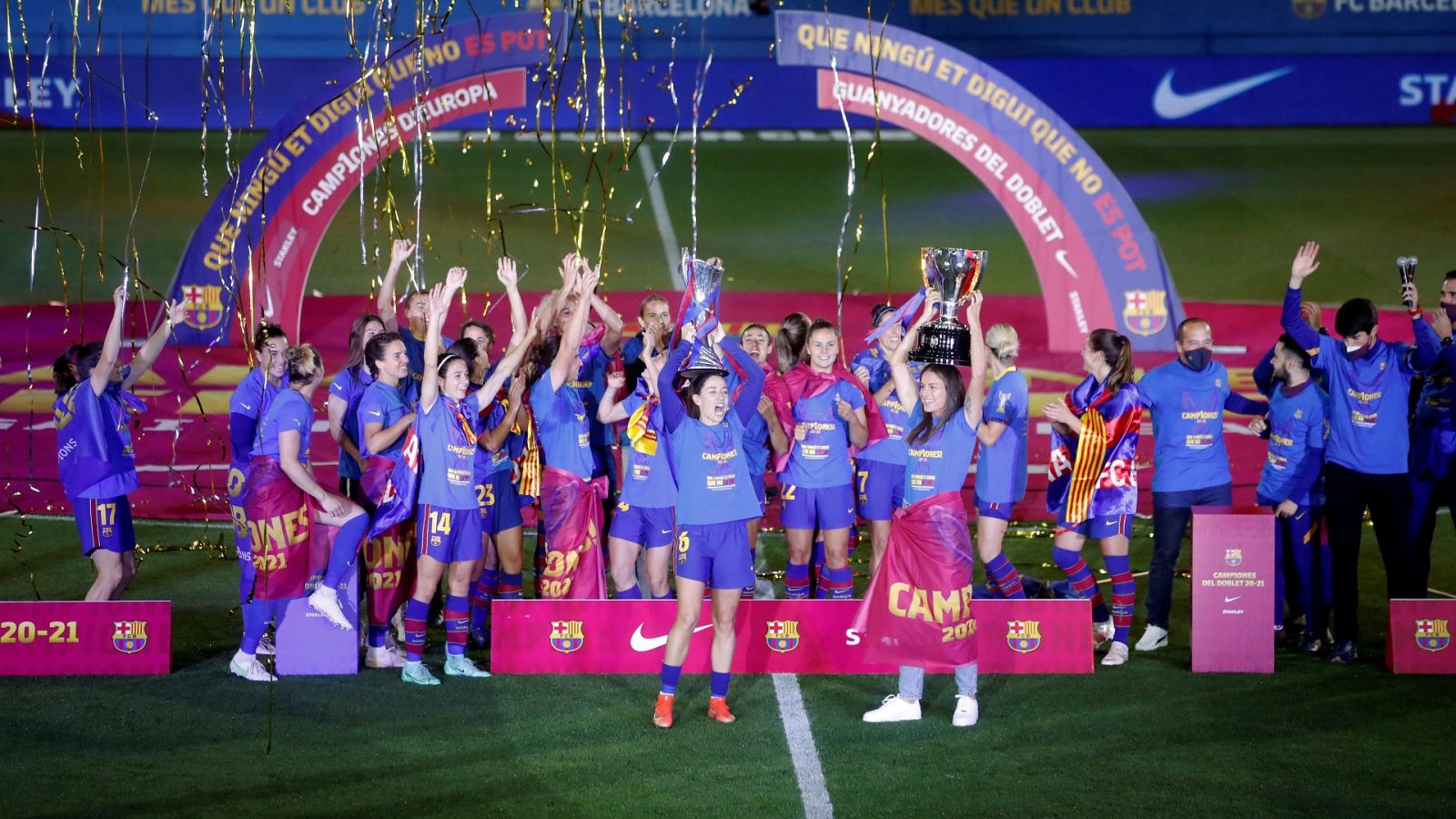 El Barsa femenino celebra con su afición Liga y Champions
