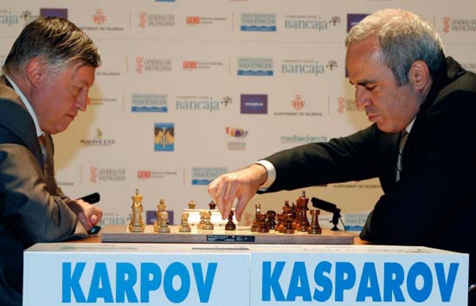 Tras casi 25 años, Garry Kasparov y Anatoli Karpov han vuelto a enfrentarse en una partida de ajedrez. Los maestros disputan una docena de partidas de exhibición estos días en Valencia. 