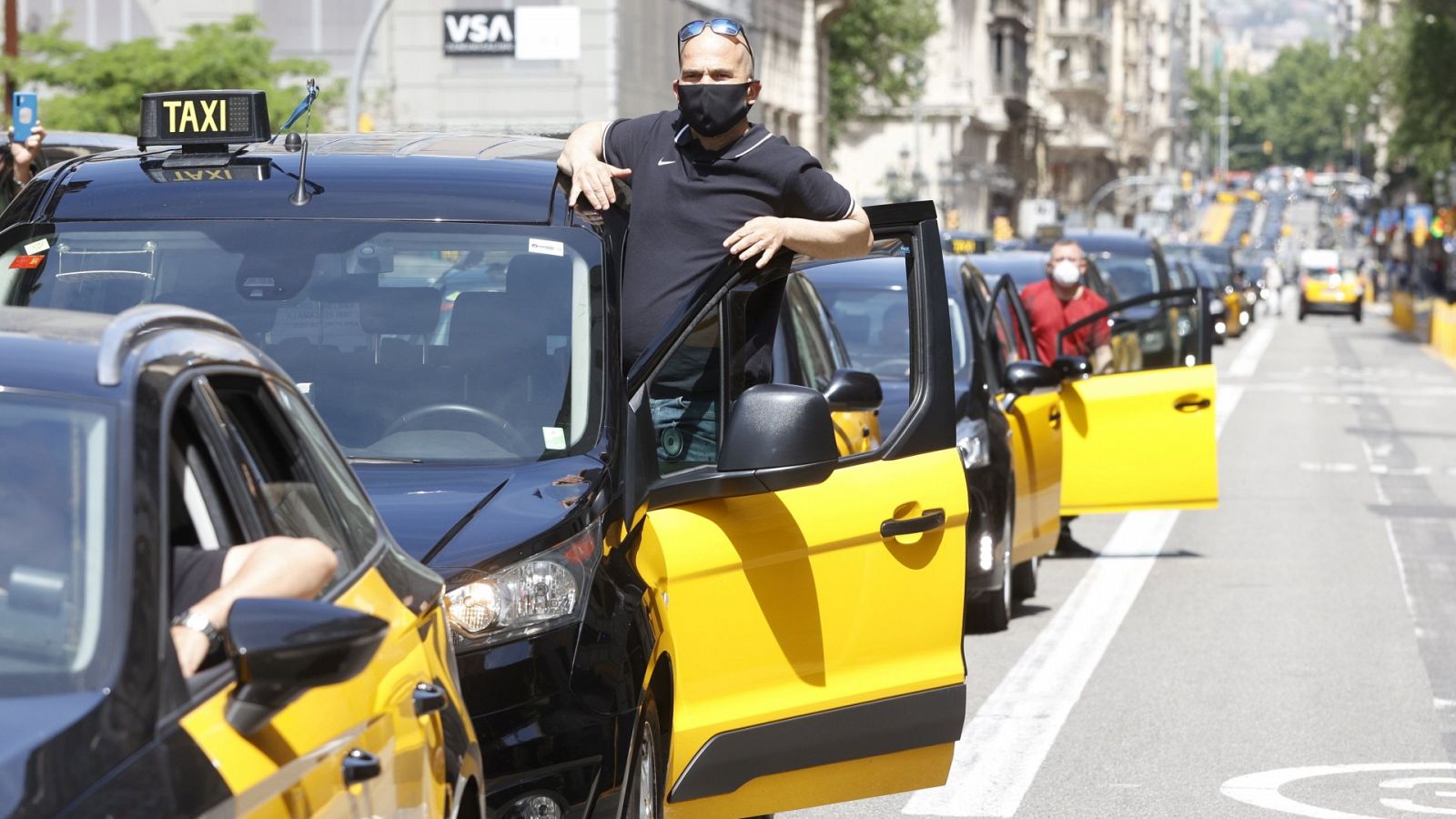 Centenares de taxistas protestan contra las "irregularidades" de los VTC en una marcha lenta por el centro de Barcelona