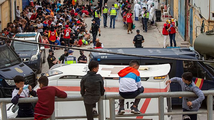 Telediario 1 - El Gobierno propone a las comunidades acoger a unos 200 menores no acompañados que ya estaban en Ceuta