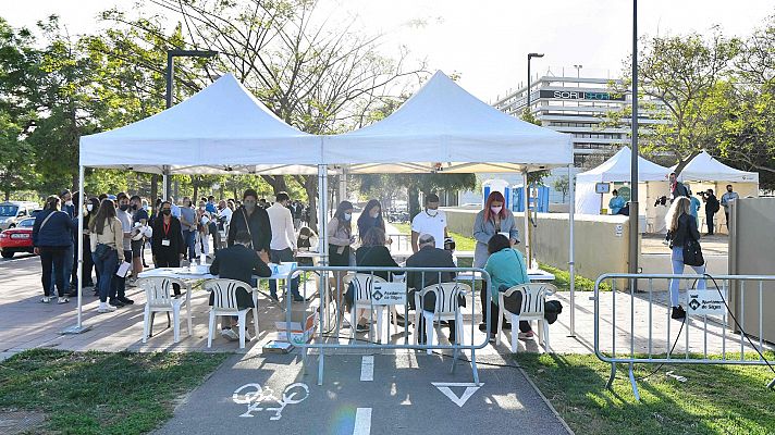 Telediario 1 - Sitges ensaya la reapertura del ocio nocturno en una prueba piloto con 400 participantes