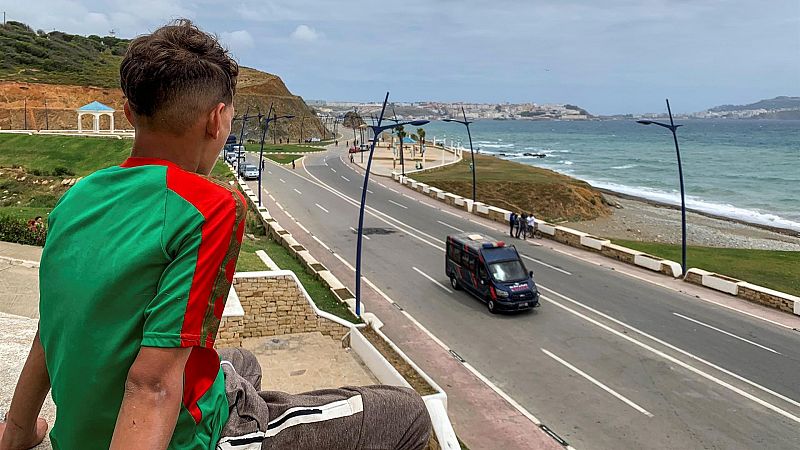 Varias persoans aguardan en la frontera con Ceuta su oportunidad para entrar en España