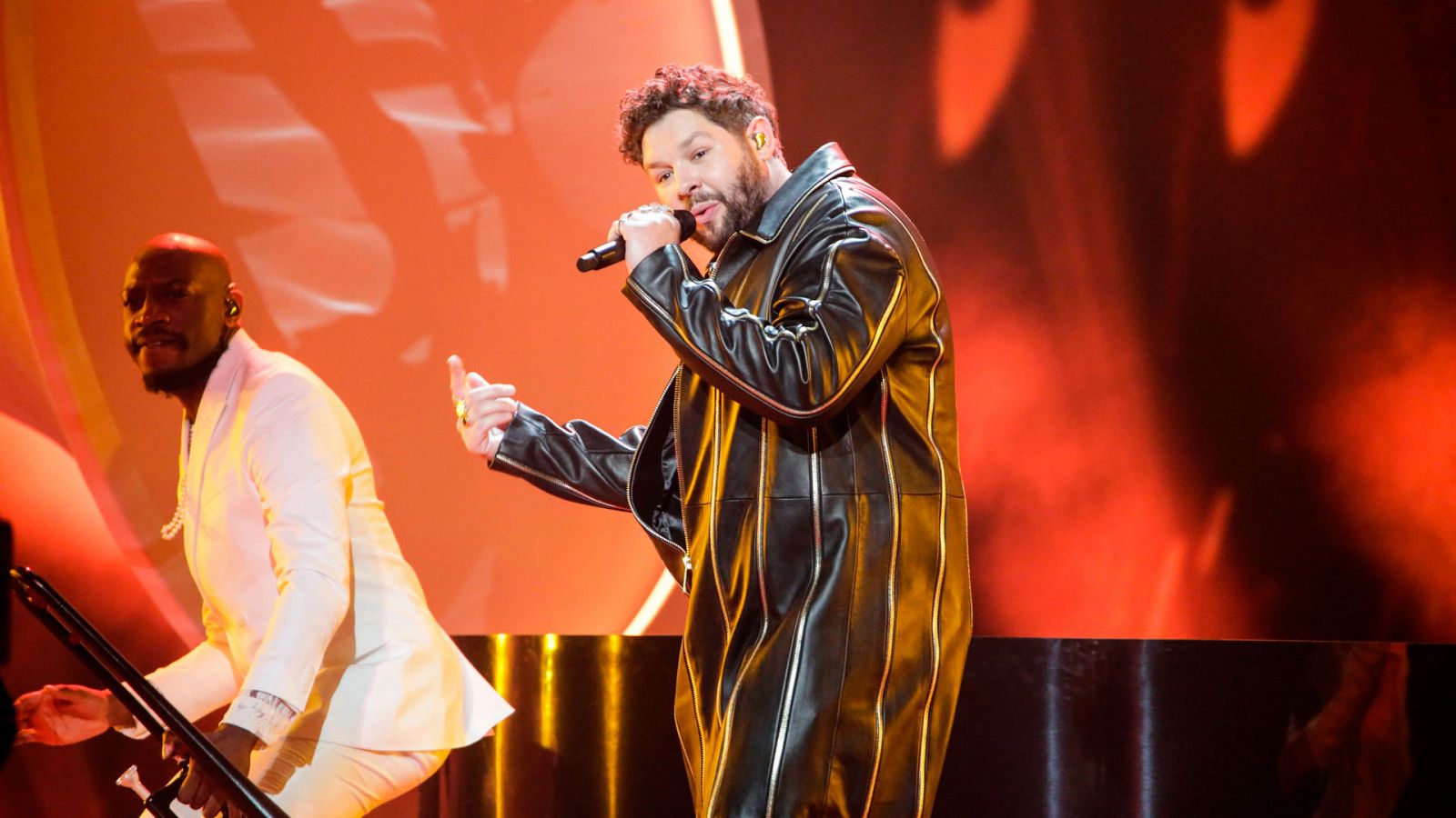 Eurovisión 2021 - Minuto de Reino Unido: James Newman canta "Embers" en la segunda semifinal
