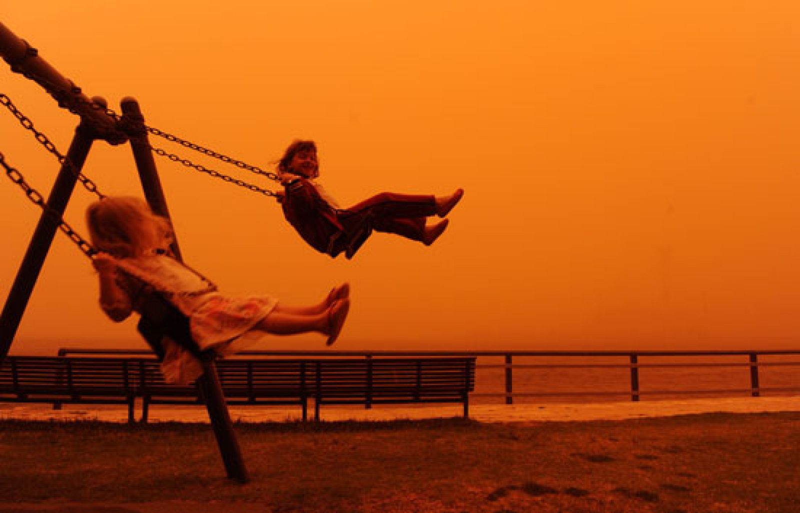 Sídney amanece bajo una espectacular nube roja por una tormenta de arena
