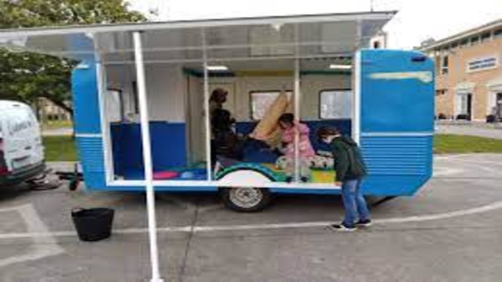 Esta aula caravana acerca otras necesidades educativas a los colegios rurales