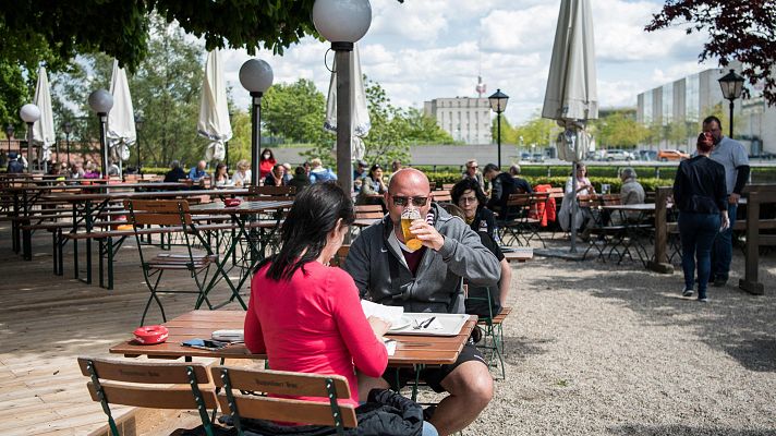 Alemania avanza en la desescalada y abre terrazas y piscinas