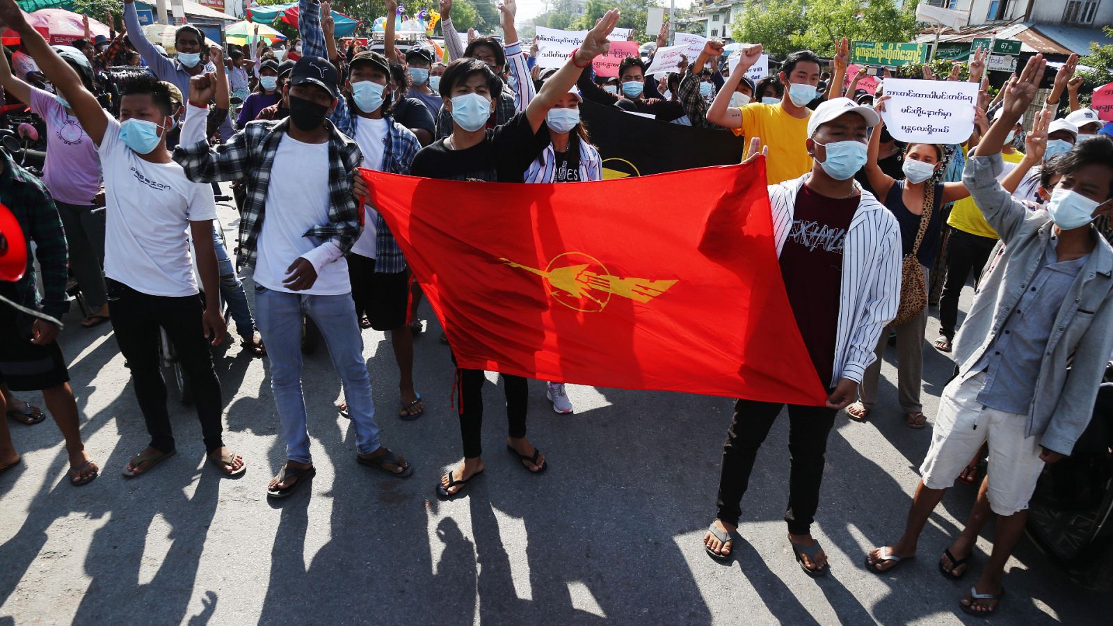 La junta militar de Birmania ordena la disolución del partido de Aung San Suu Kyi por fraude