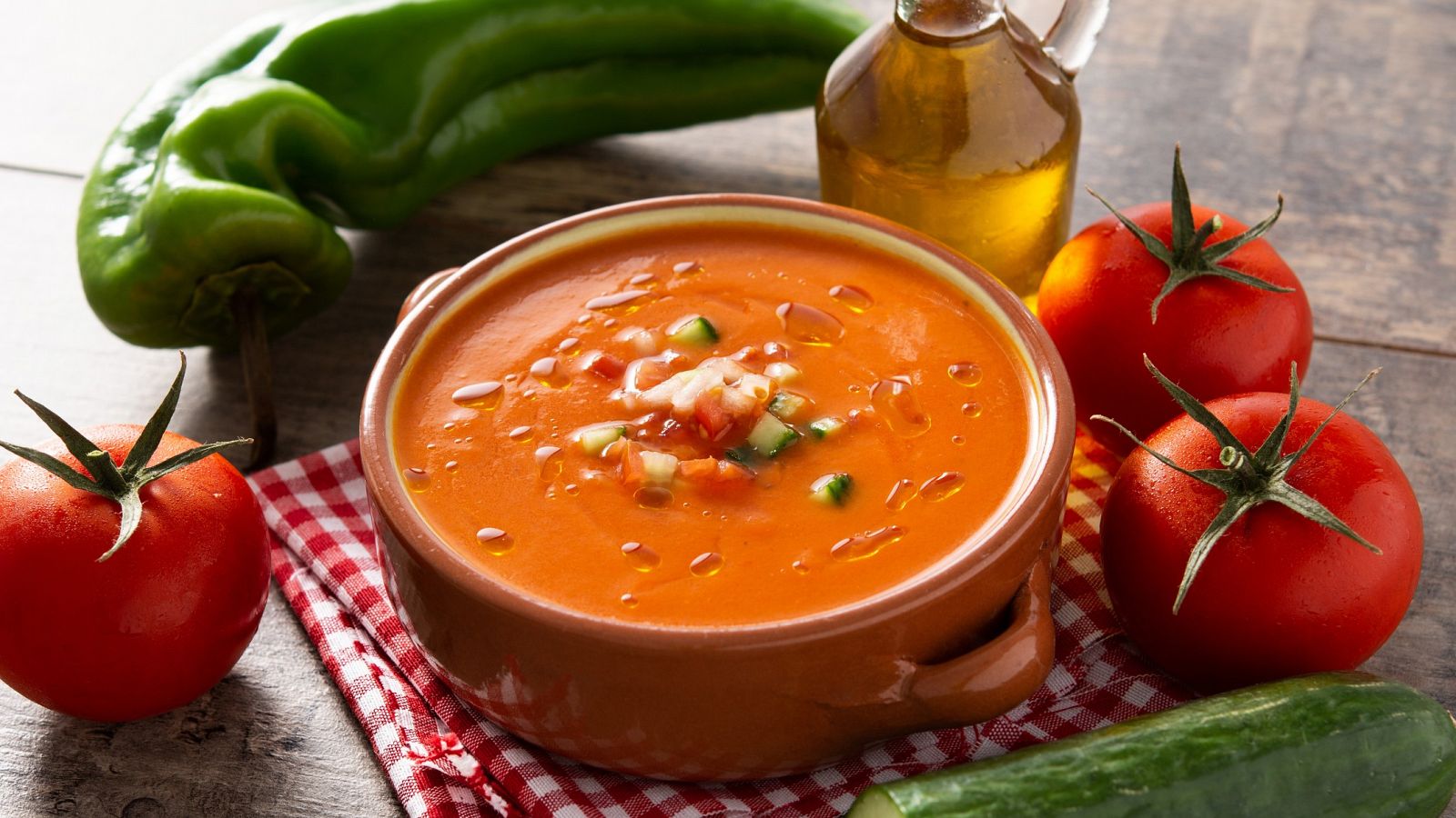 Así preparan los andaluces el gazpacho auténtico