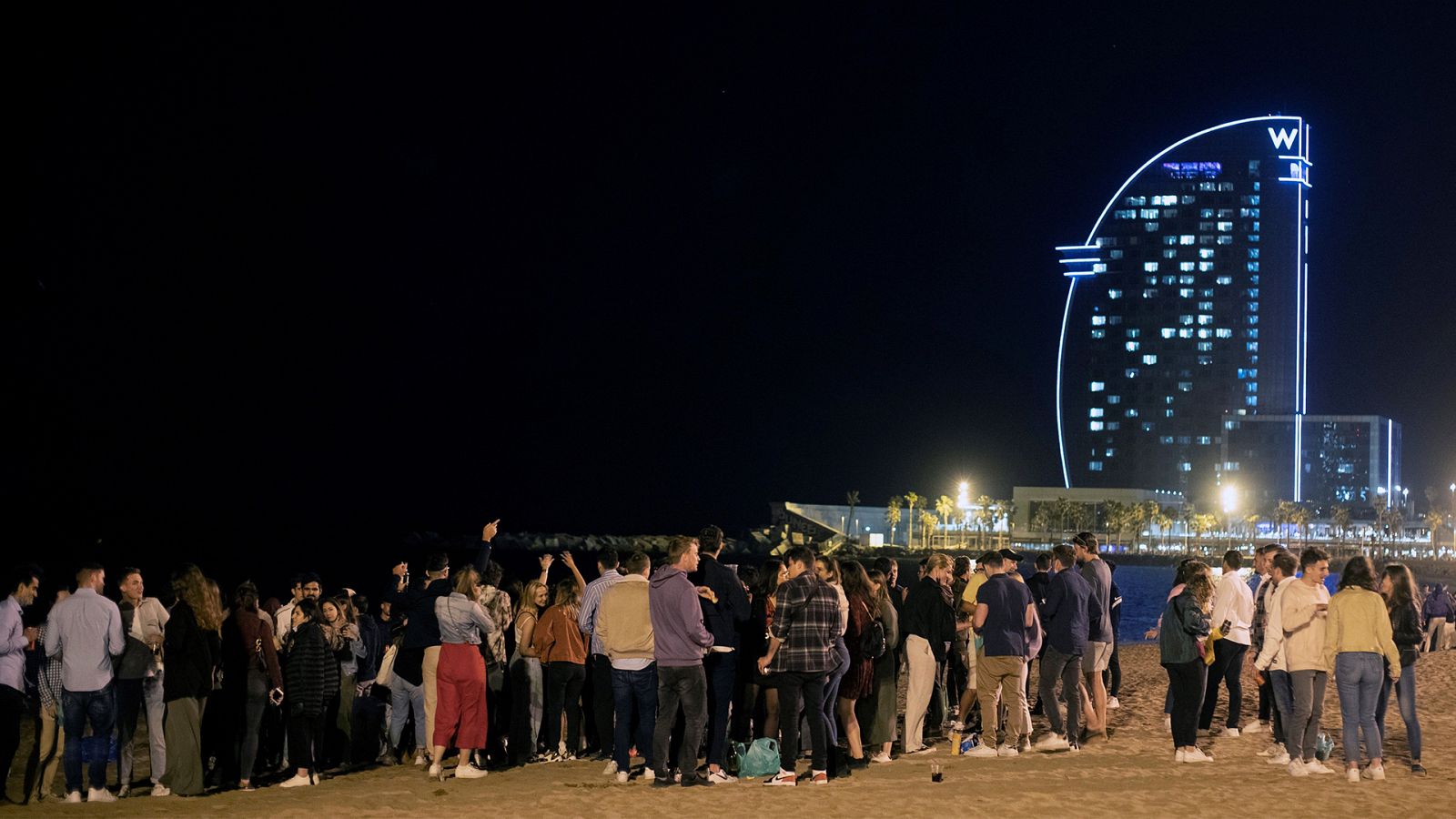 Una noche más con aglomeraciones y botellones en Barcelona