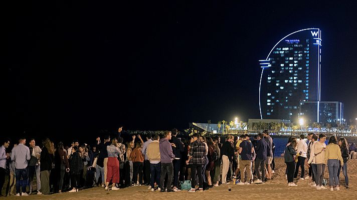 Una noche más con aglomeraciones y botellones en Barcelona