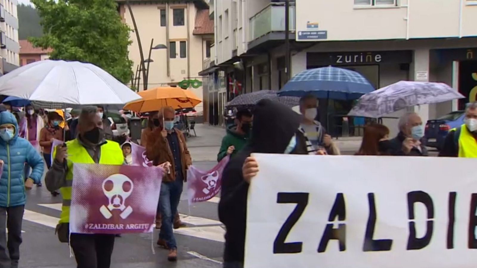 Una manifestación en Zalla vuelve a exigir depurar responsabilidades políticas por el derrumbe del vertedero de Zaldibar- RTVE.es | Ver