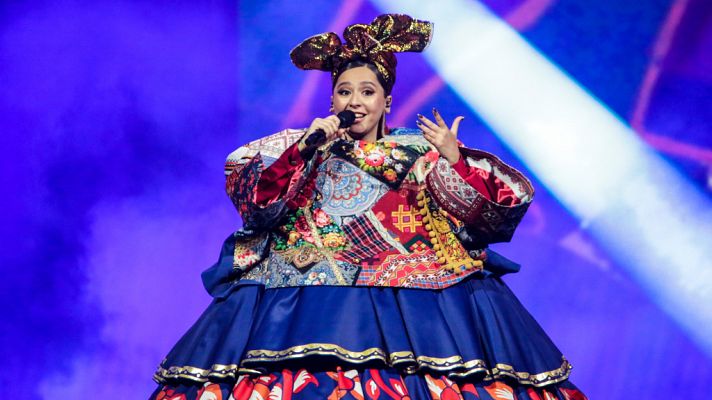 Rusia: Manizha canta "Russian woman"