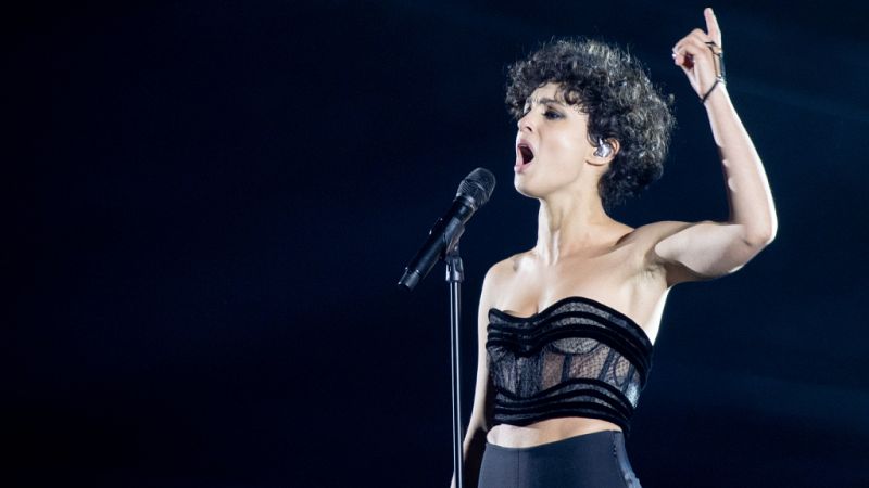 Eurovisin 2021 - Francia: Barbara Pravi canta "Voil"