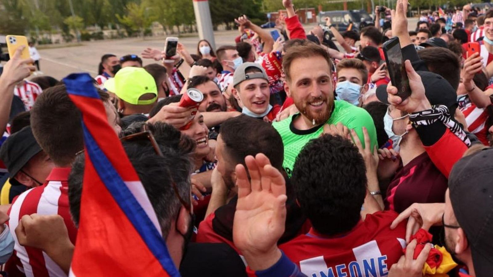 Jugadores del Atleti celebran con los hinchas sin protocolo