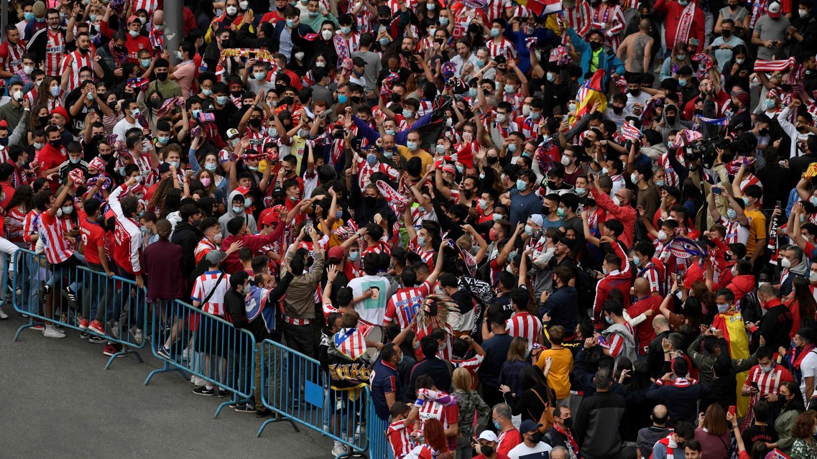 Miles de aficionados del Atlético celebran sin distancias el título de Liga
