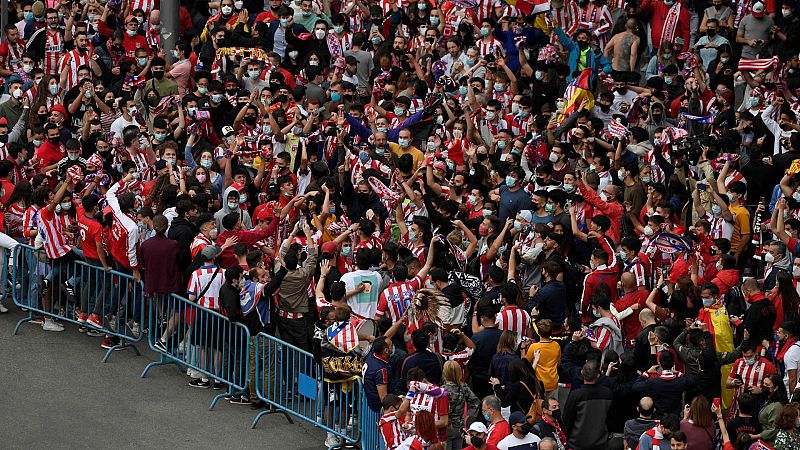 Miles de aficionados del Atlético celebran sin distancias el título de Liga