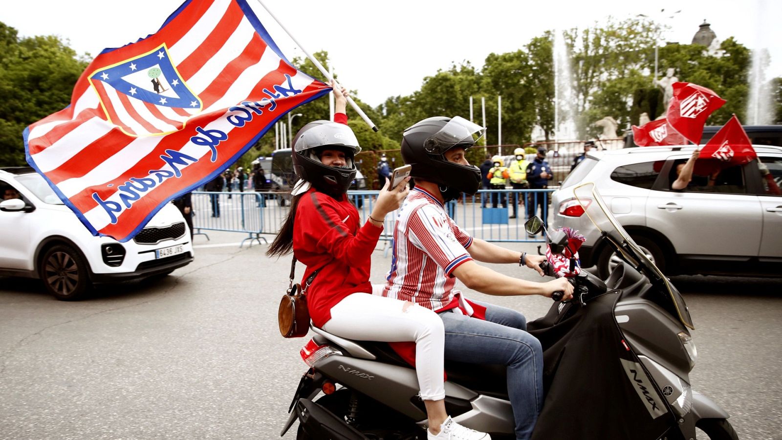 Caravana rojiblanca en Madrid festejando la Liga del Atlético | Ver