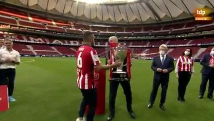  - Koke alza la copa de campeones de Liga