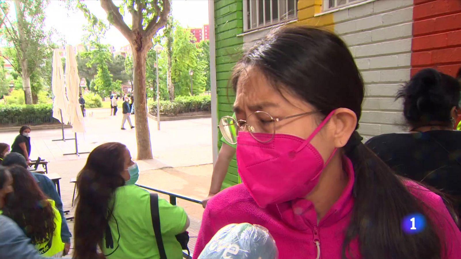 Colas de gente pidiendo ayuda para comer - RTVE.es