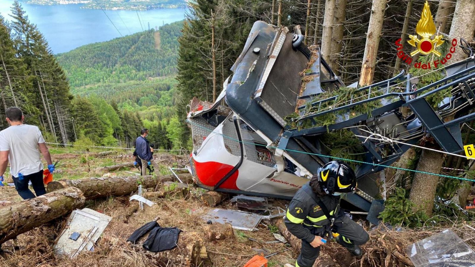Catorce muertos al descolgarse la cabina de un teleférico alpino en Italia